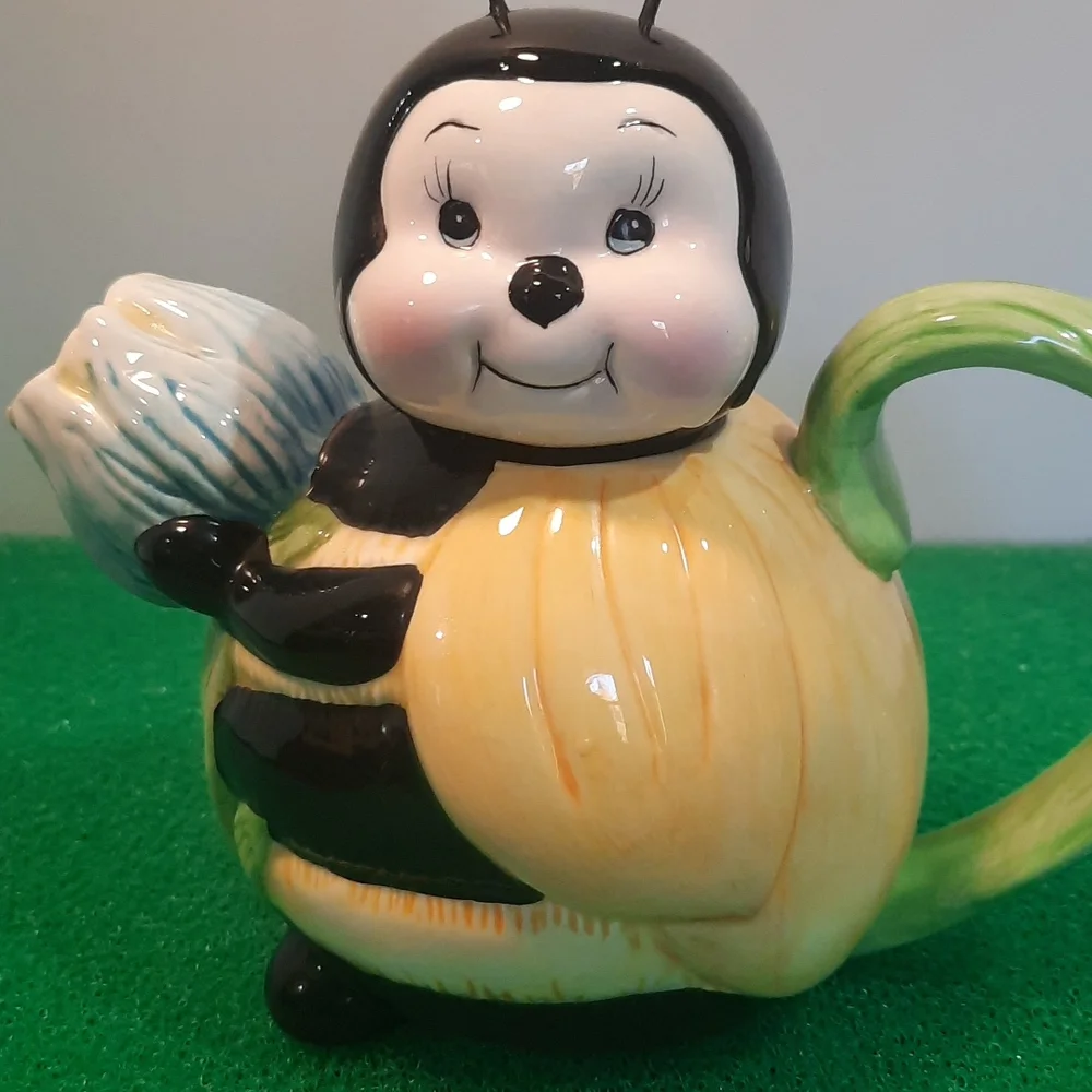 Decorative honey bee creamer